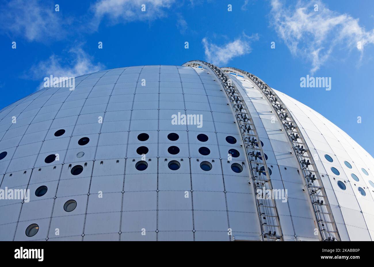 Stoccolma, Svezia - 11 ottobre 2022: Parte del globo contro il cielo blu Foto Stock