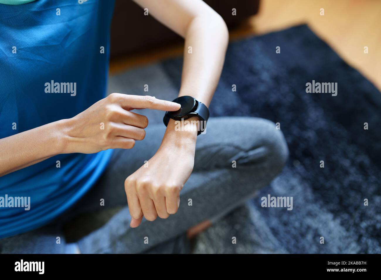 Sanità, monitoraggio della frequenza cardiaca, ritratto di bella donna asiatica utilizzando l'orologio intelligente per selezionare programmi di salute come yoga, cardio esercizi Foto Stock Sanità, monitoraggio della frequenza cardiaca, ritratto di bella donna asiatica utilizzando l'orologio intelligente per selezionare programmi di salute come yoga, cardio esercizi Foto Stock