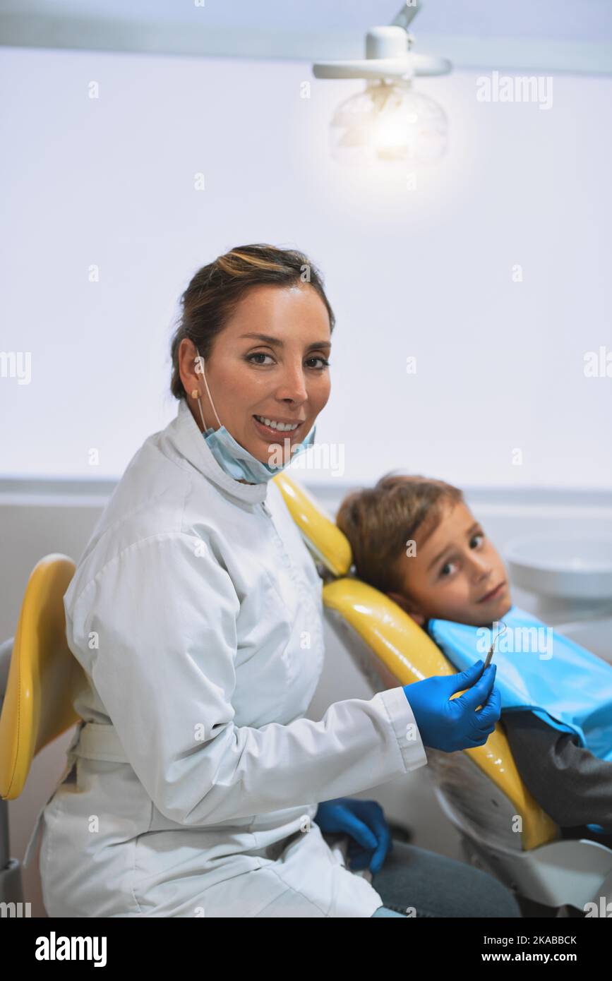 E thats tutto che abbia preso. Ritratto di una giovane dentista fidata che dà alla sua piccola paziente un controllo mentre guarda la macchina fotografica nel suo ufficio. Foto Stock