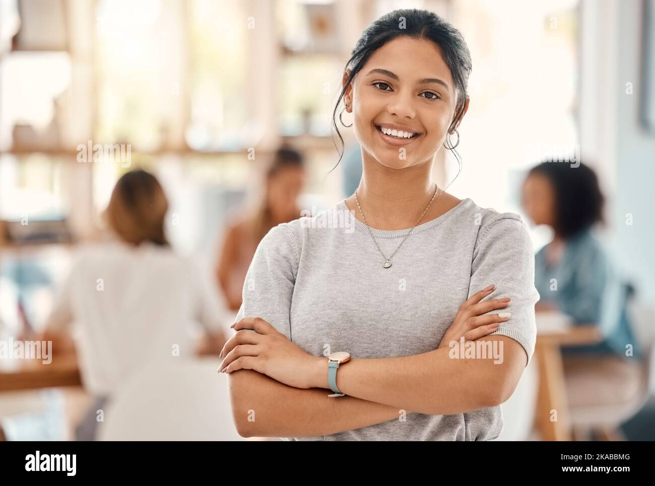 Donna d'affari, designer e ritratto di lavoro felice dipendente, braccia incrociate e agenzia di marketing, startup e società creativa. Sorriso, felicità e. Foto Stock
