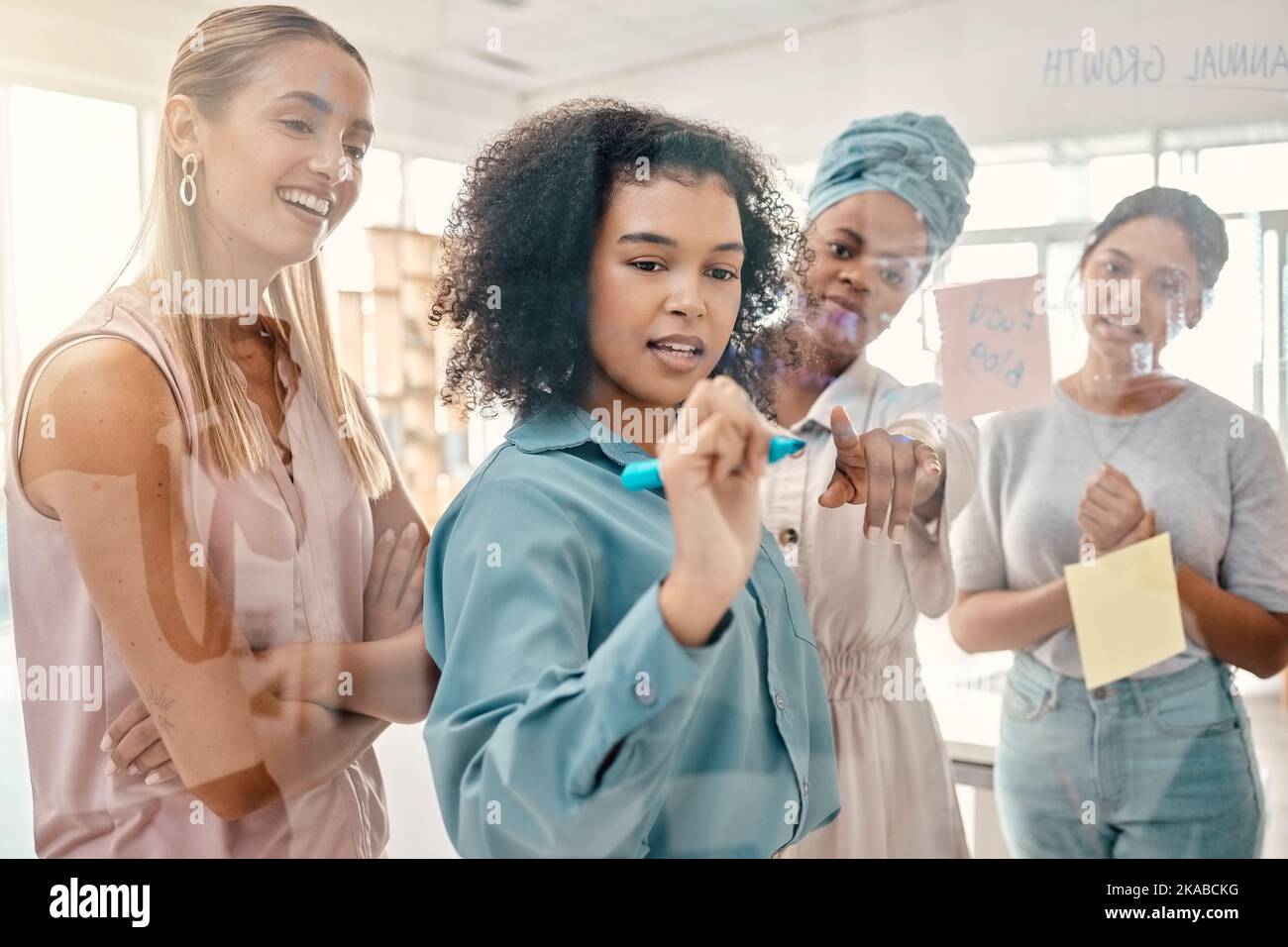 Le donne di affari, la soluzione appiccicosa di scrittura e di pianificazione della nota, le idee e la visione nell'agenzia di vendita. Lavoro di squadra creativo, innovazione e strategia per le startup Foto Stock