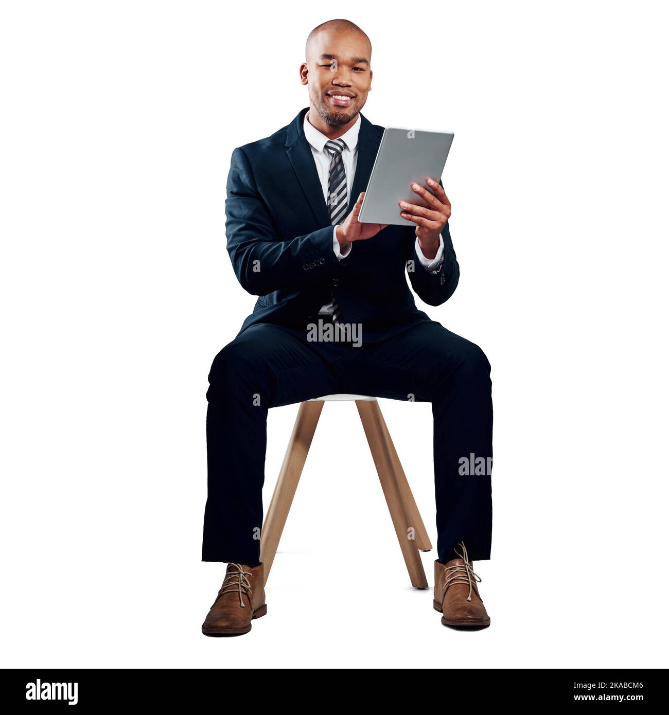 Accesso alla sua attività con un solo dito. Studio di un bel giovane uomo d'affari utilizzando un tablet su uno sfondo bianco. Foto Stock