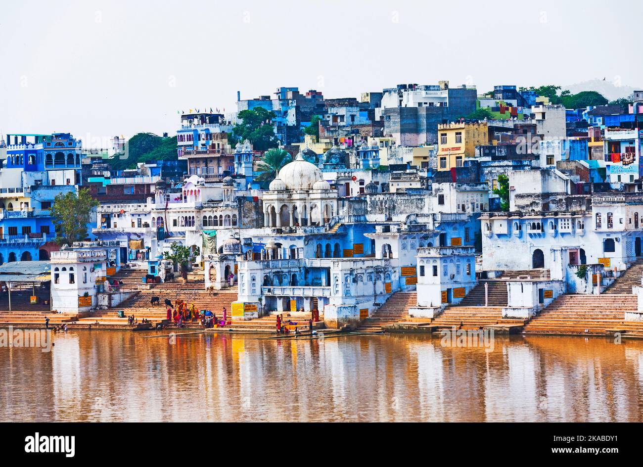 Vista della città di Pushkar con famosi Ghats il 20,2012 ottobre a Pushkar, Rajasthan, India. Foto Stock