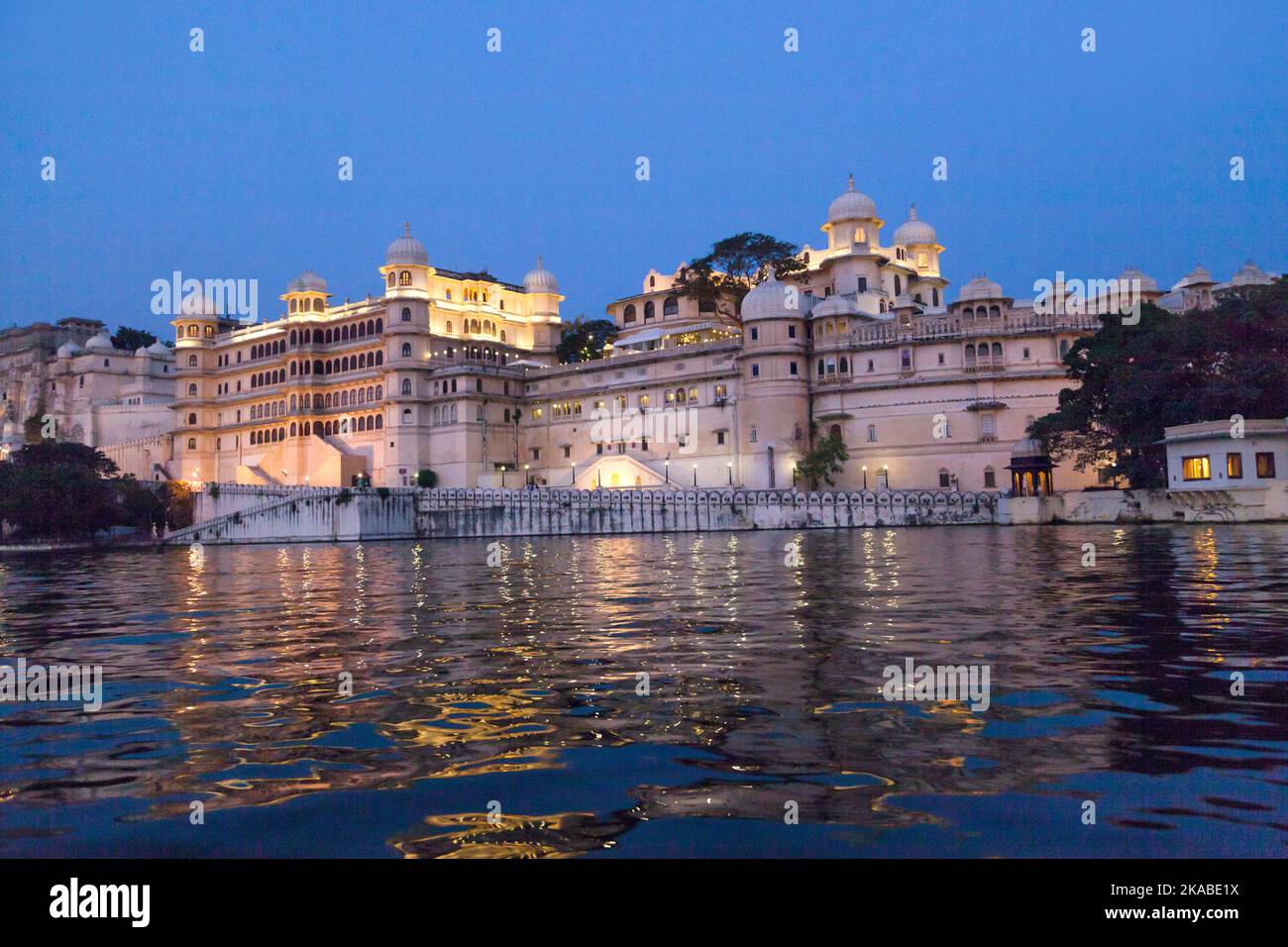 Vista sul lago di Pichola al tramonto, Udaipur, India Foto Stock