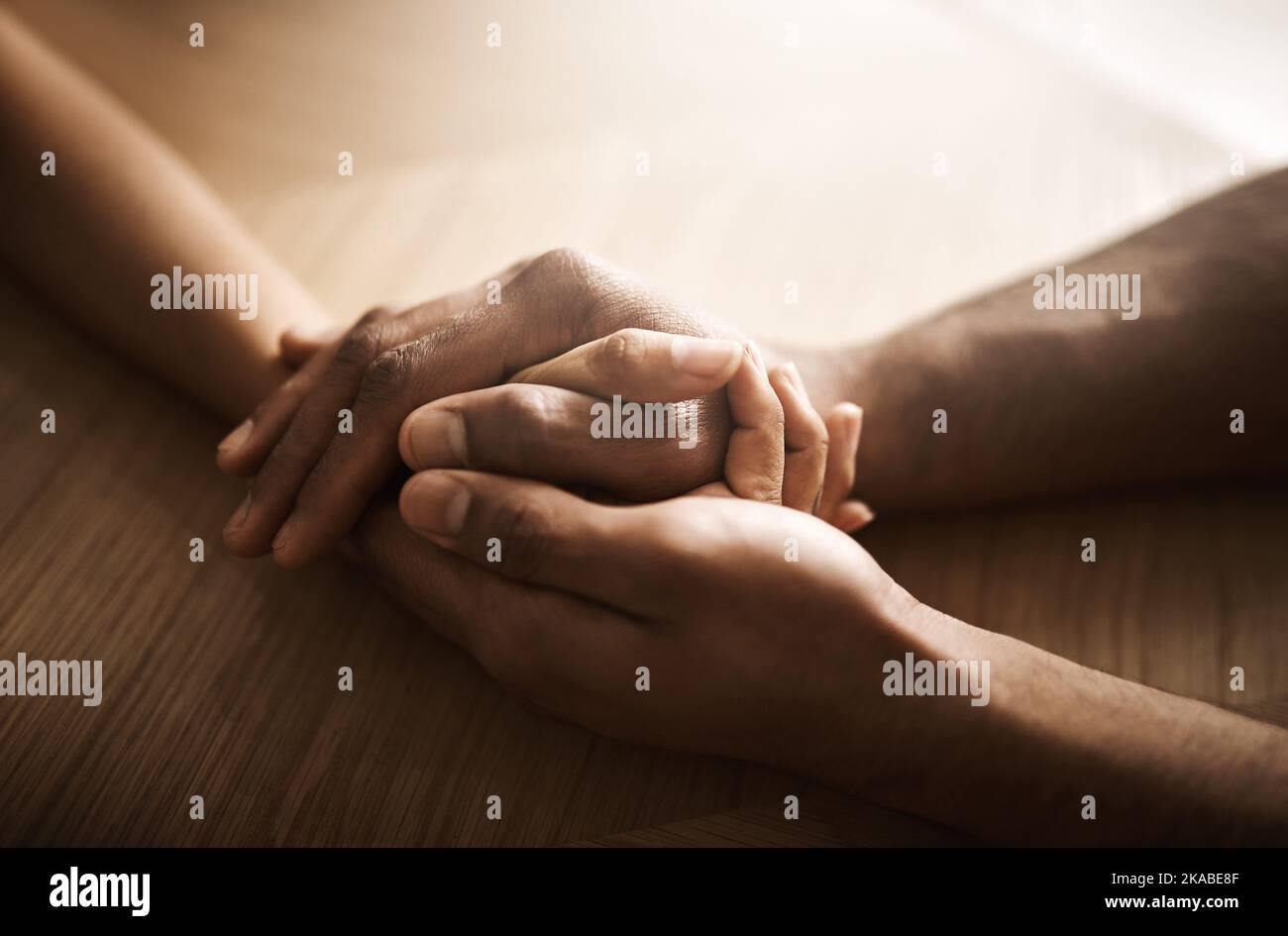 Aiutare le mani è un lungo cammino. Due persone irriconoscibili che tengono le mani in tutta comodità. Foto Stock