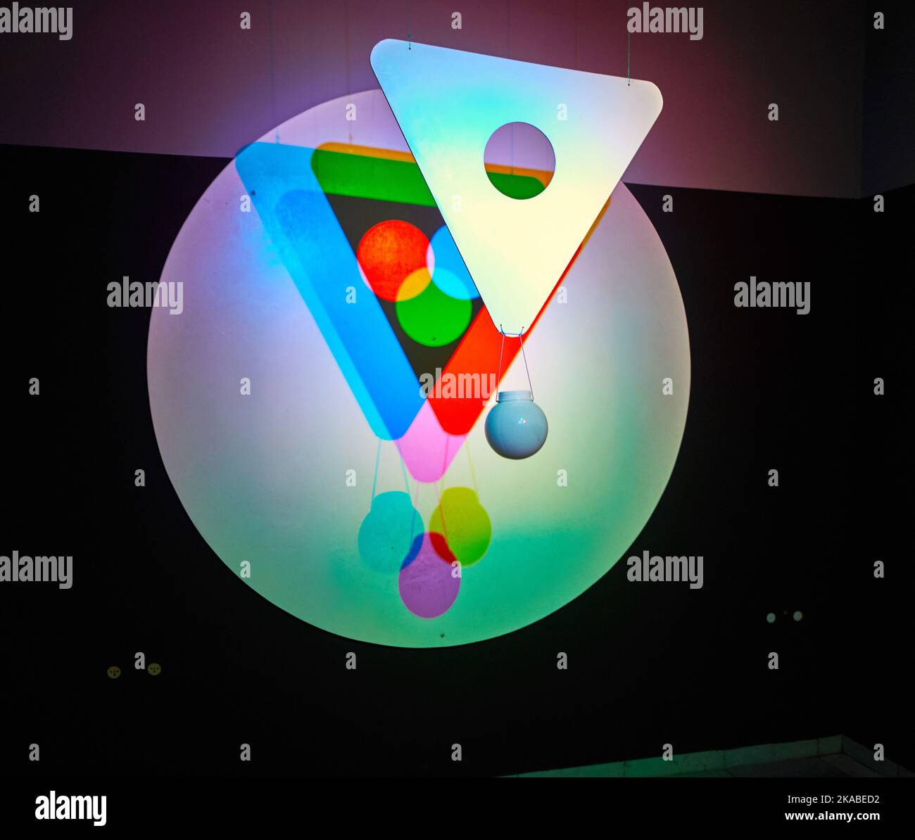 Ologramma ottico dei colori primari dello spettro con triangolo e sfera Foto Stock