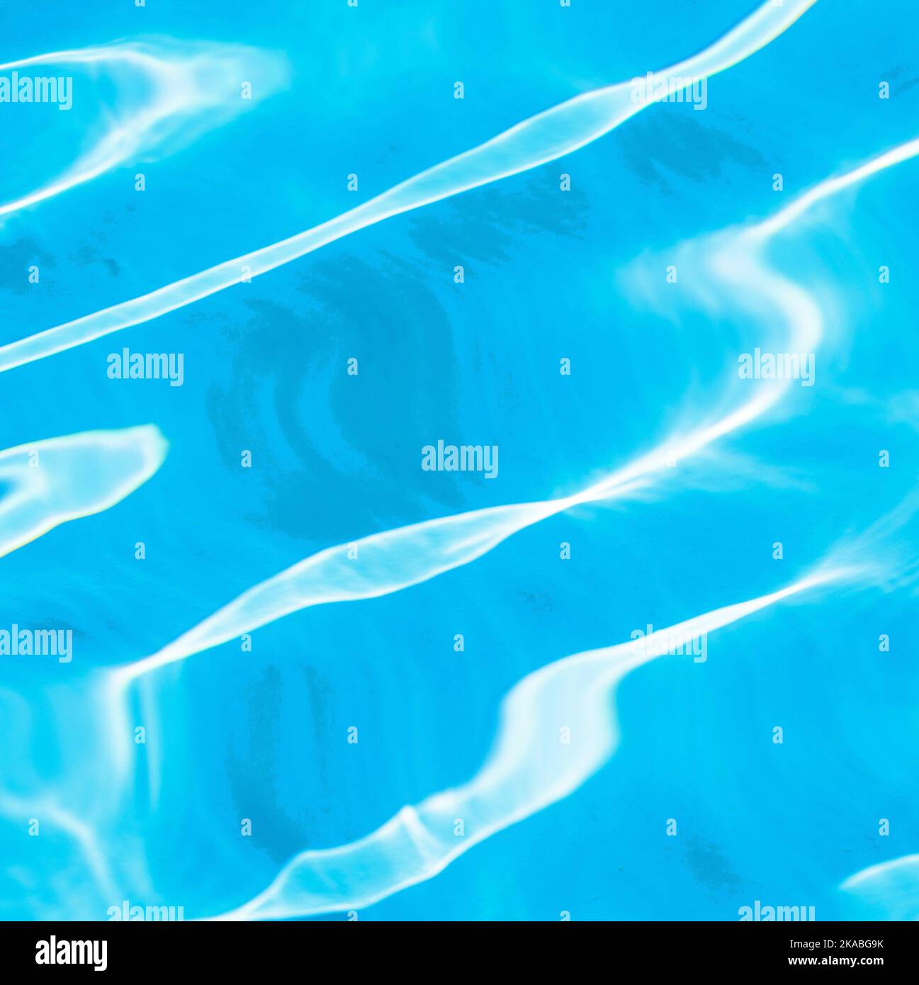 riflesso dell'acqua della piscina con terreno blu Foto Stock