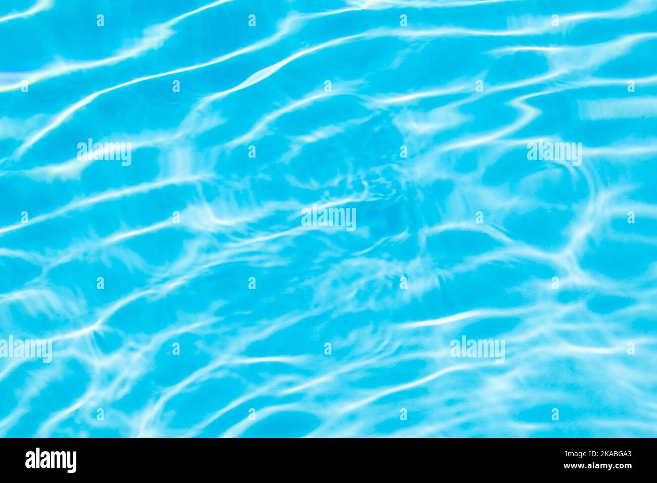 riflesso dell'acqua della piscina con terreno blu Foto Stock