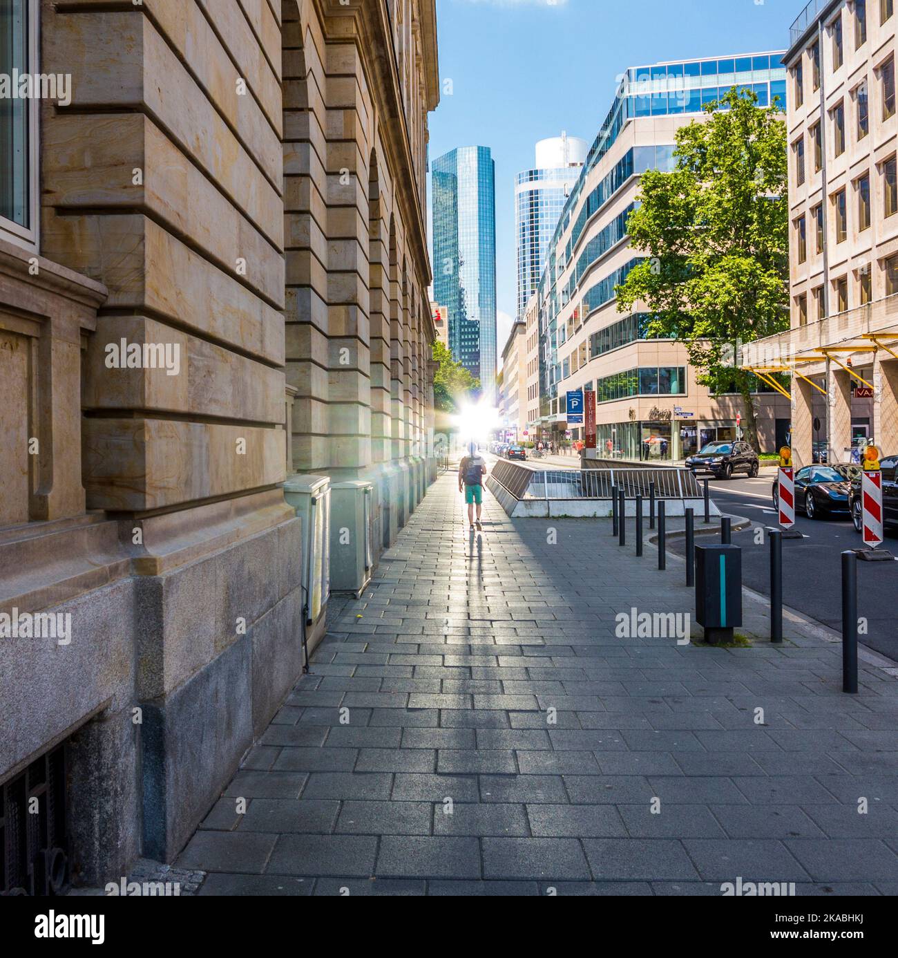 Donna attraente sul marciapiede dal centro di Francoforte Foto Stock