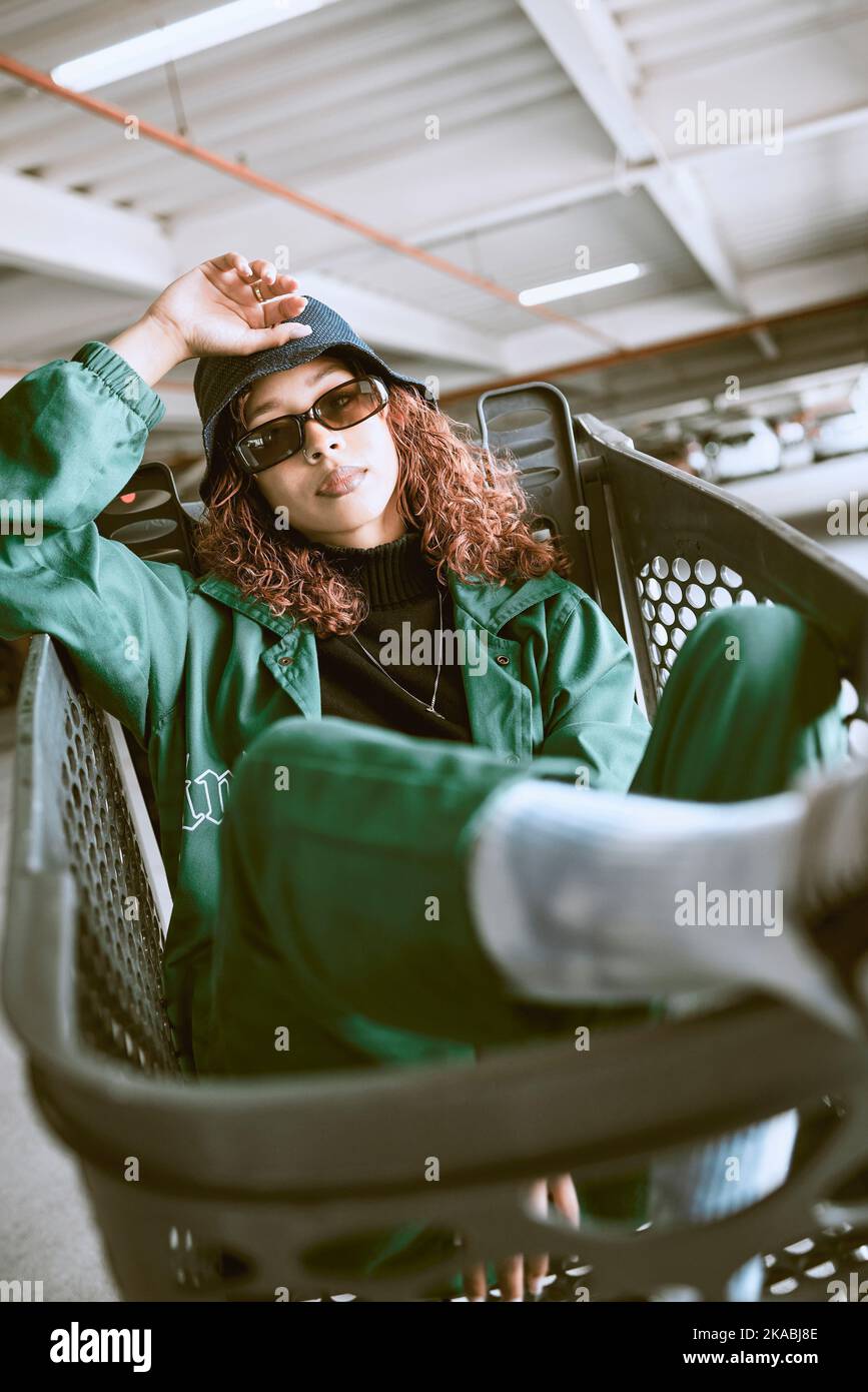 Moda, abbigliamento e donna in un carrello per l'estetica urbana nella città di Los Angeles. Supermercato, ritratto e modello di moda con trendy Foto Stock