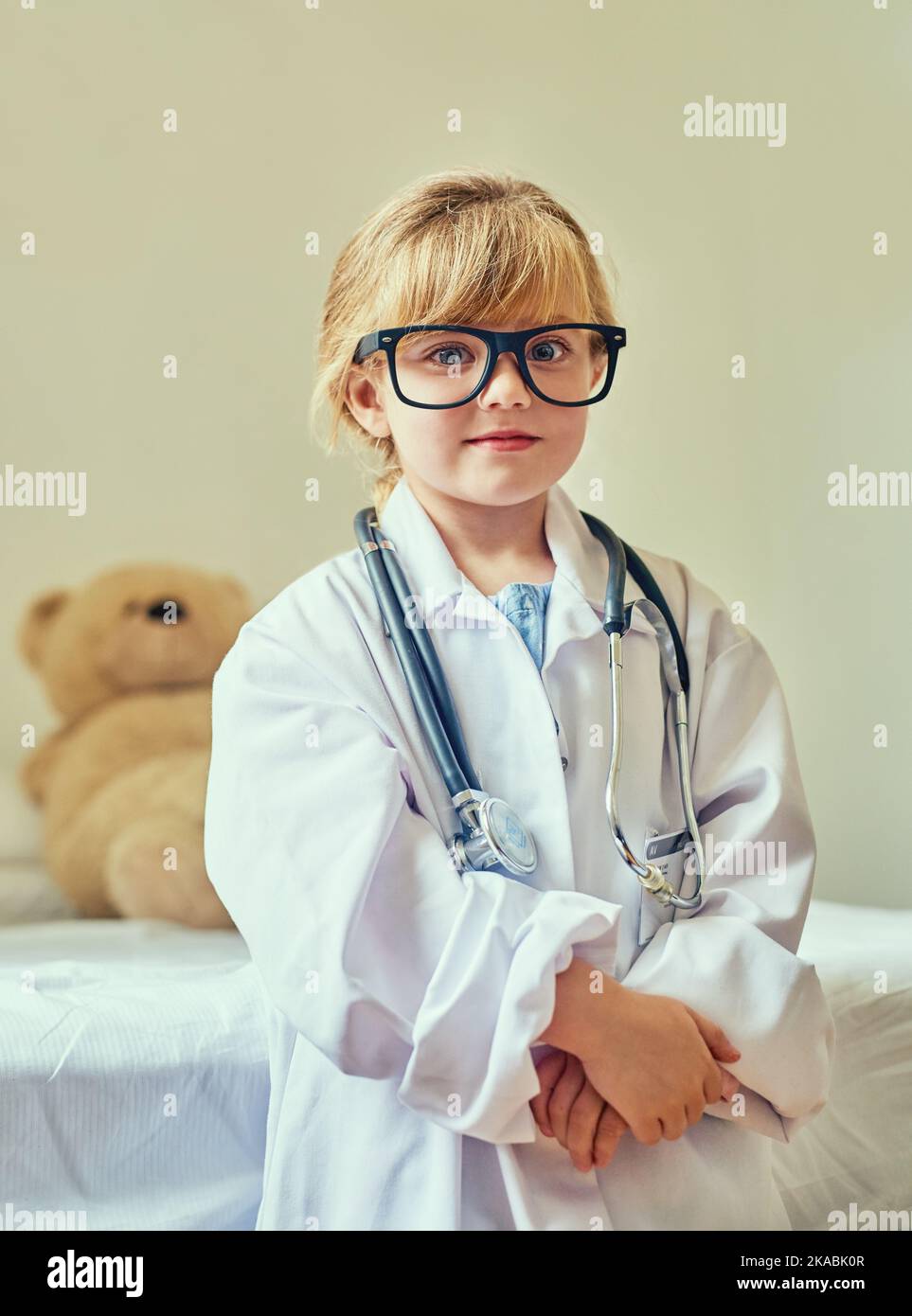 Mi guardi ottenere il premio nobel in medicina. Ritratto di un'adorabile bambina vestita da medico e che mostra un gesto di pollice in su. Foto Stock
