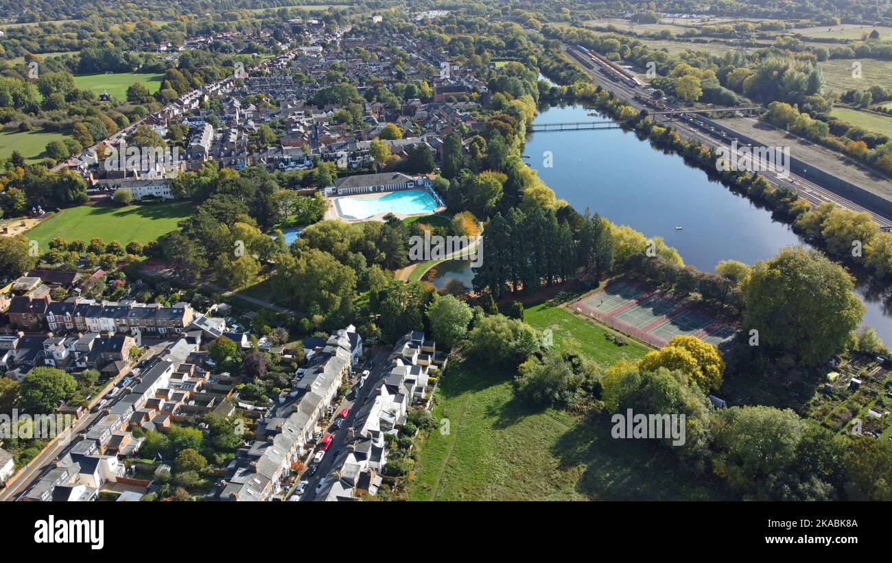 Foto del drone di South Oxford, che mostra la piscina all'aperto Hinksey, il lago Hinksey e il cortile ferroviario, guardando verso sud. Oxford, Regno Unito Ottobre 2022 Foto Stock