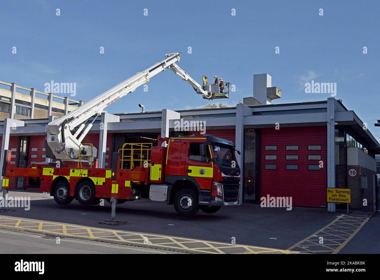 Vigili del fuoco in una sessione di allenamento su una piattaforma di salvataggio sopraelevata o su un selezionatore di ciliegie presso la stazione dei vigili del fuoco di Oxford, Oxfordshire Foto Stock