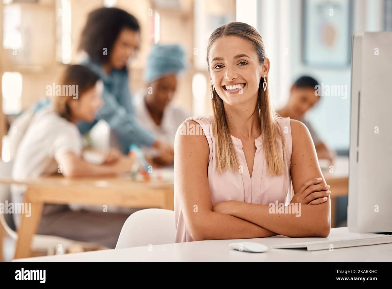 Ritratto di donna manager sorridere o felice con lo sviluppo aziendale, la leadership e la gestione in un ufficio. Team leader con le braccia incrociate nel marketing Foto Stock