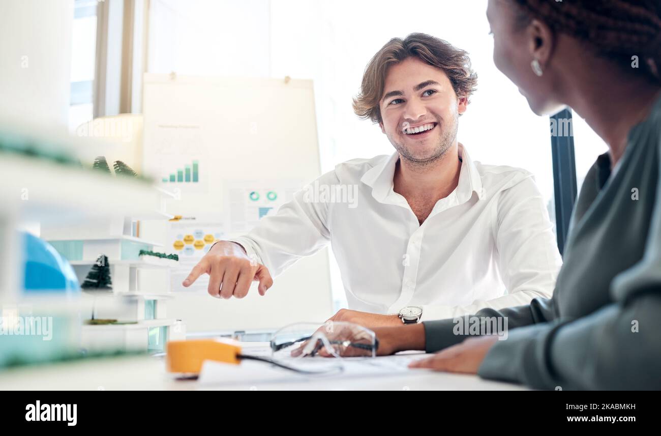 Architettura, collaborazione e team di architetti e ingegneri che parlano del modello di progettazione 3D e dello sviluppo in ufficio. Uomo e donna che progettano la costruzione Foto Stock