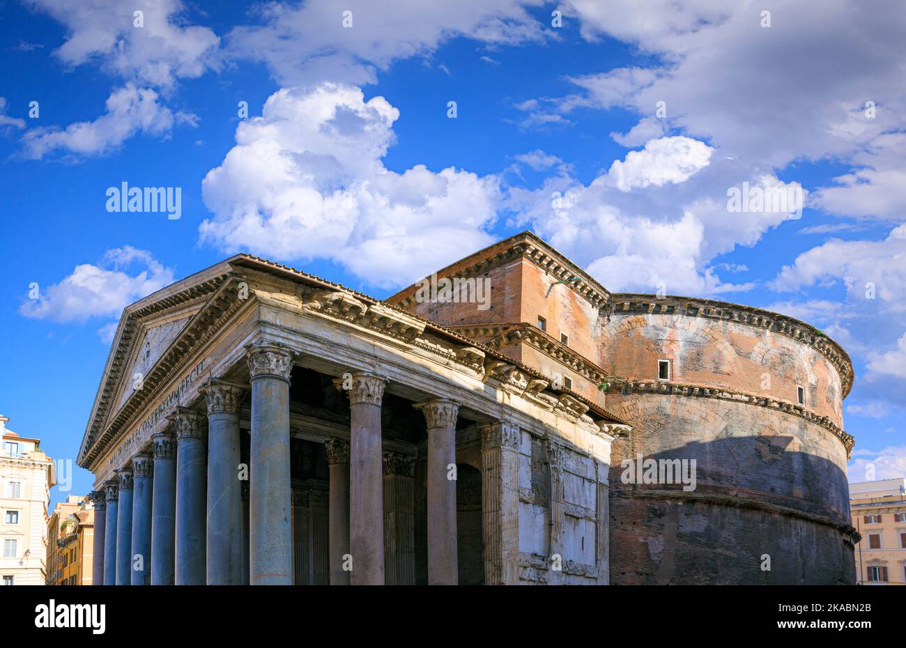 Il Pantheon a Roma: Vista esterna con portico colonnato. Foto Stock