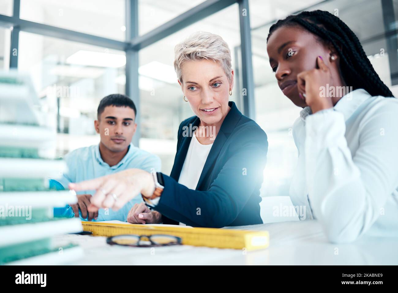 Architettura, meeting e architetti che lavorano con un modello, progettando la costruzione e la strategia per il progetto industriale. Creatività, collaborazione e. Foto Stock