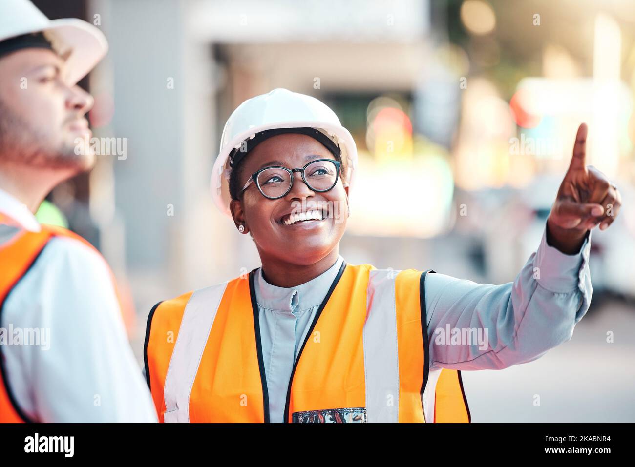 Dipendenti di ingegneria, architettura e settore che pianificano un progetto di manutenzione, architetto o costruzione. Sviluppo, partnership e donna nera Foto Stock