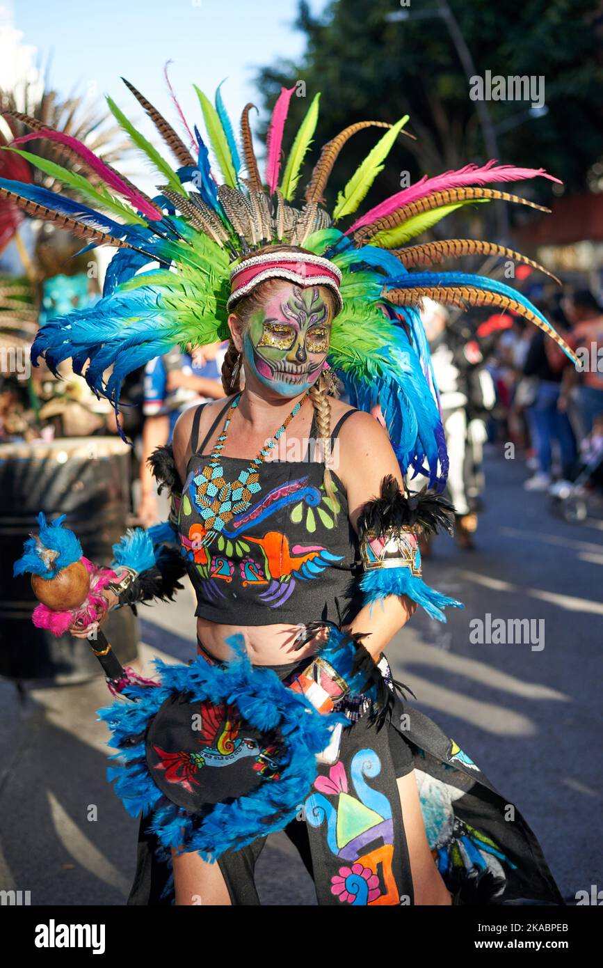 Il 2 novembre si celebra in Messico la "Giornata dei morti" (día de Muertos). In molte città come Guadalajara, si tengono le parate dove si distinguono le 'Catrinas' (costume che allude ad un carattere della cultura popolare messicana creato dall'artista José Guadalupe Posadas nel XIX secolo) Guadalajara, Jalisco, México. Foto Stock