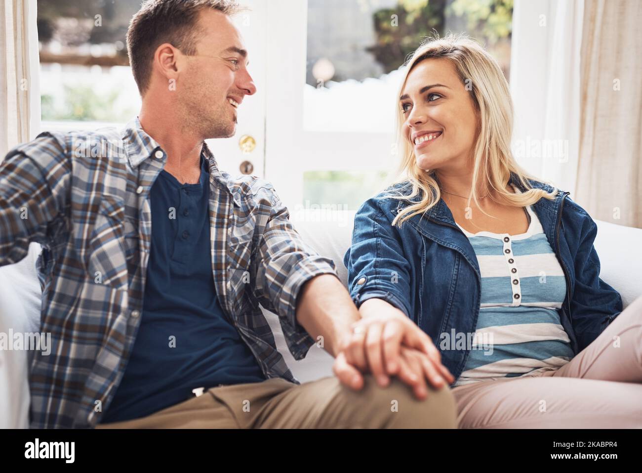 Adoro le nostre giornate rilassanti come queste: Una giovane coppia affettuosa che si unisce a casa. Foto Stock