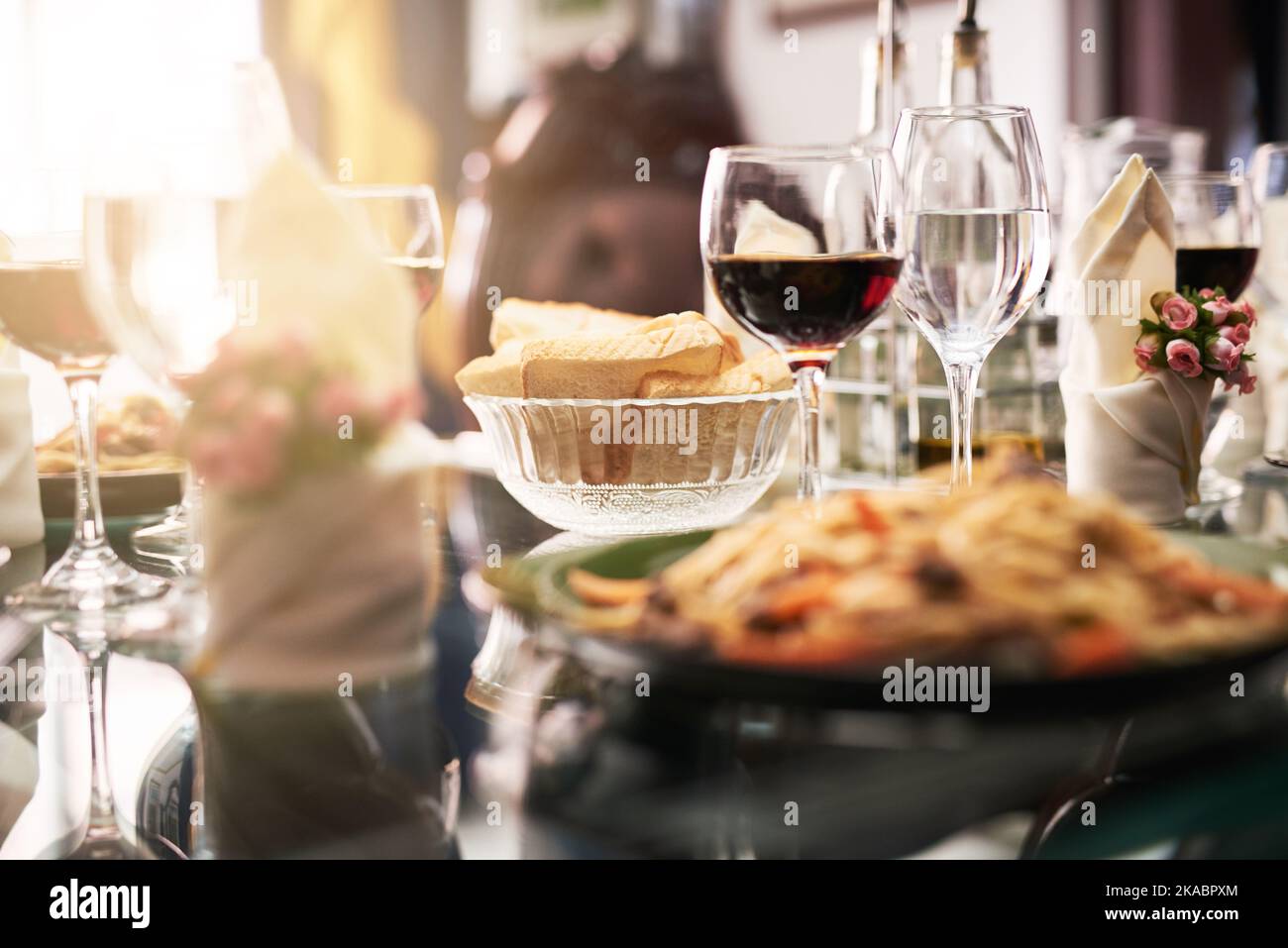 C'è amore per il cibo, un piatto delizioso che viene servito a casa. Foto Stock