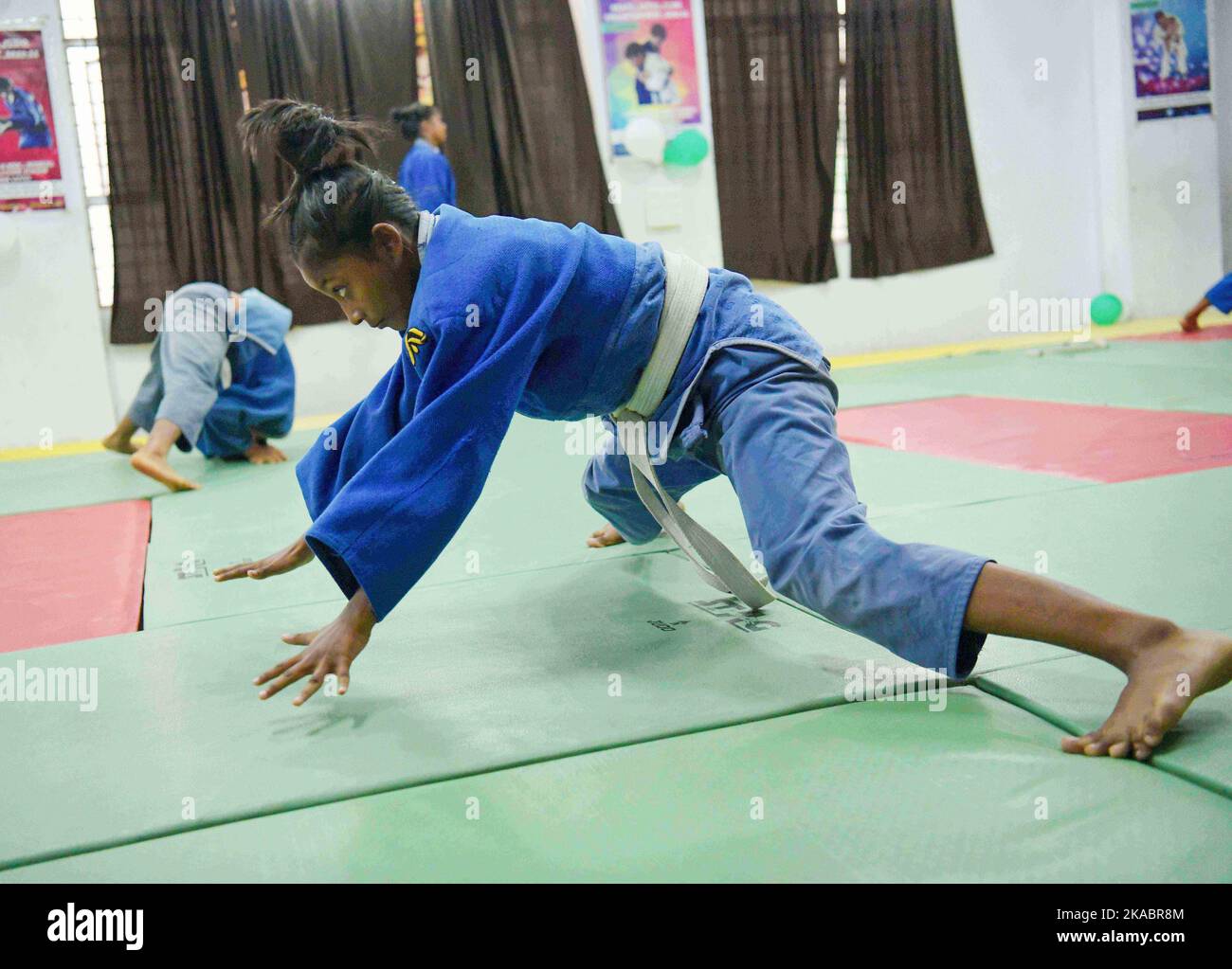Gli studenti di JUDO in una manifestazione che celebra la Giornata Mondiale del JUDO il 28th ottobre, il compleanno di Jigoro Kano, fondatore del JUDO. Presso lo stadio al coperto del Netaji Subhash Regional Coaching Centre (NSRCC) di Agartala. Tripura, India. Foto Stock