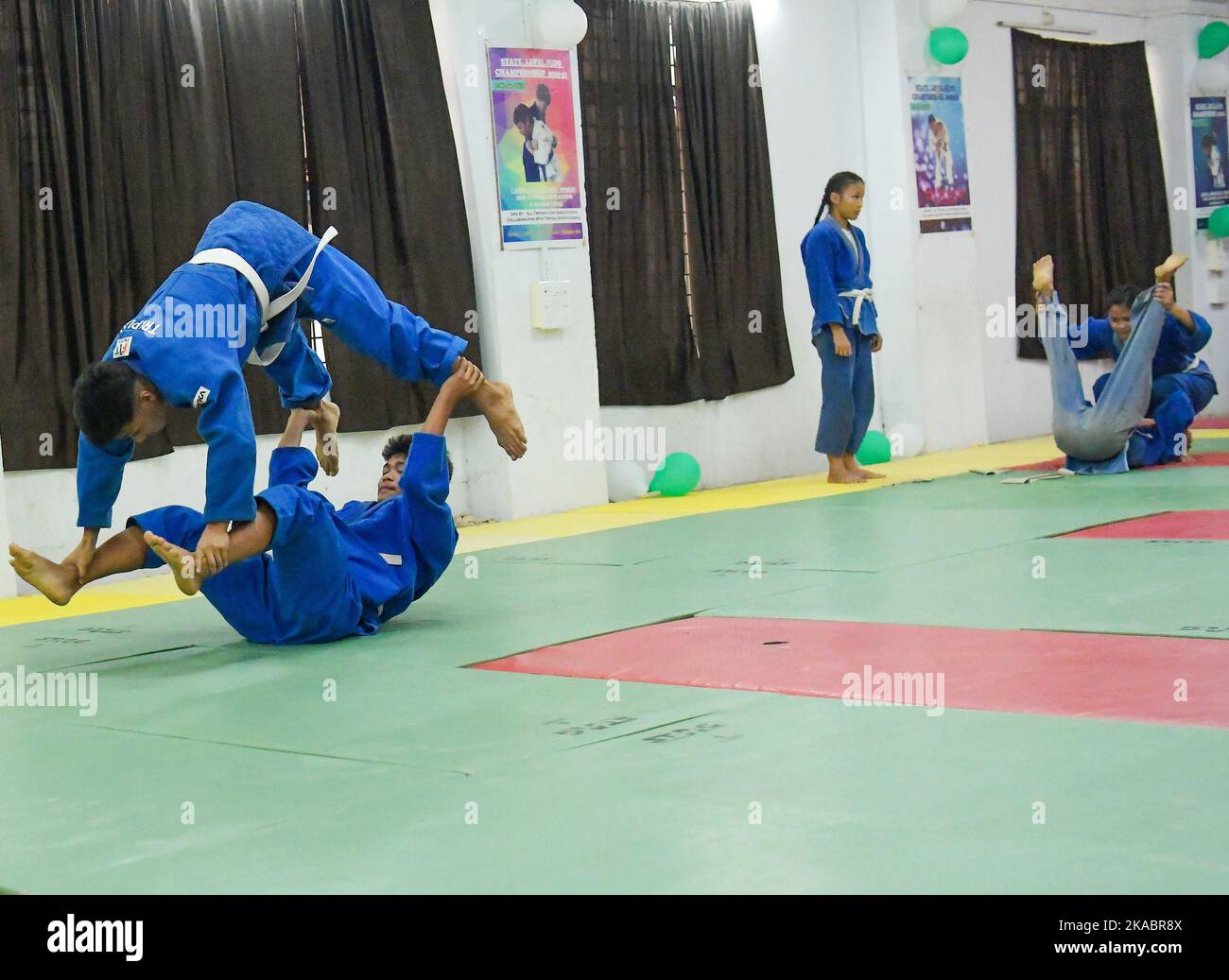 Gli studenti di JUDO in una manifestazione che celebra la Giornata Mondiale del JUDO il 28th ottobre, il compleanno di Jigoro Kano, fondatore del JUDO. Presso lo stadio al coperto del Netaji Subhash Regional Coaching Centre (NSRCC) di Agartala. Tripura, India. Foto Stock