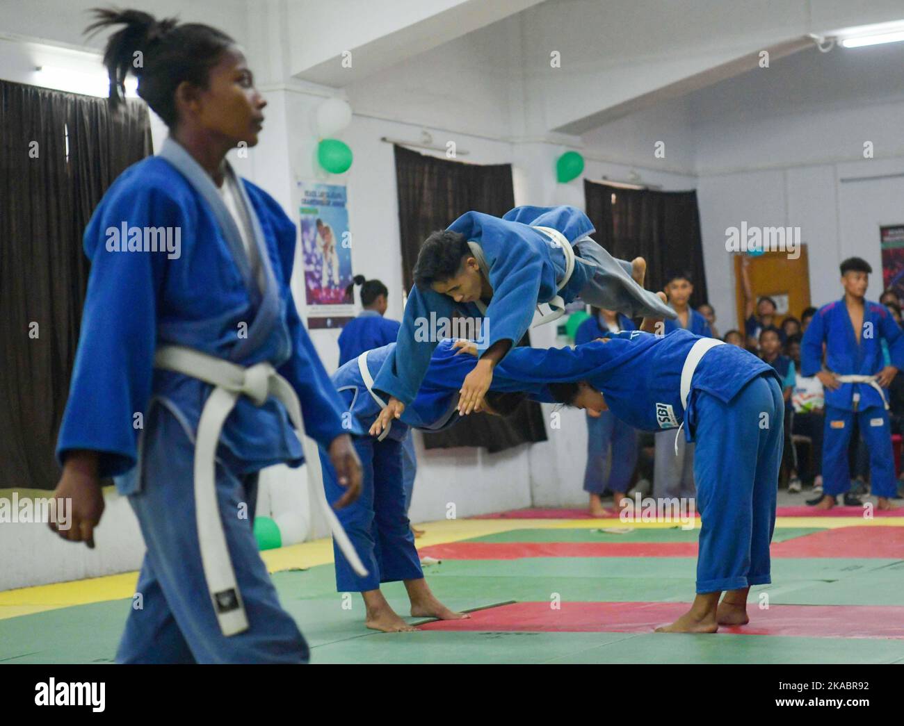 Gli studenti di JUDO in una manifestazione che celebra la Giornata Mondiale del JUDO il 28th ottobre, il compleanno di Jigoro Kano, fondatore del JUDO. Presso lo stadio al coperto del Netaji Subhash Regional Coaching Centre (NSRCC) di Agartala. Tripura, India. Foto Stock