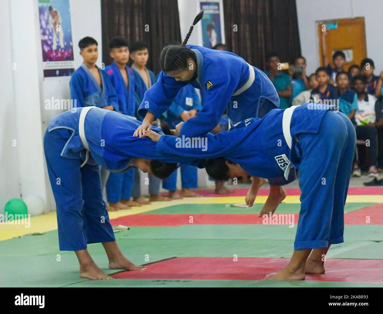 Gli studenti di JUDO in una manifestazione che celebra la Giornata Mondiale del JUDO il 28th ottobre, il compleanno di Jigoro Kano, fondatore del JUDO. Presso lo stadio al coperto del Netaji Subhash Regional Coaching Centre (NSRCC) di Agartala. Tripura, India. Foto Stock
