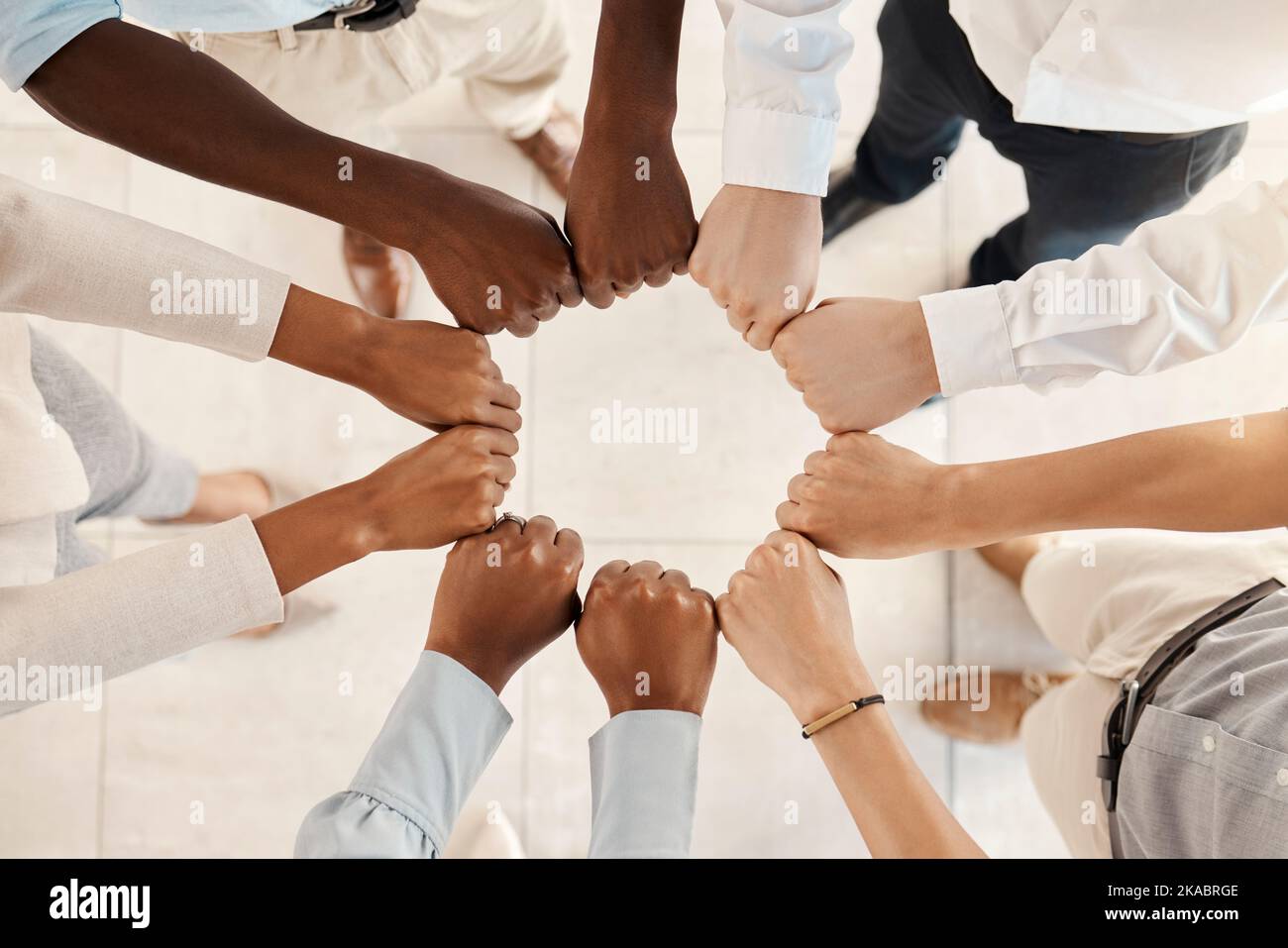Diversità, solidarietà e mani degli uomini d'affari in cerchio per lavoro di squadra, collaborazione e sinergia per la costruzione di team in un ufficio aziendale. Uomini e. Foto Stock