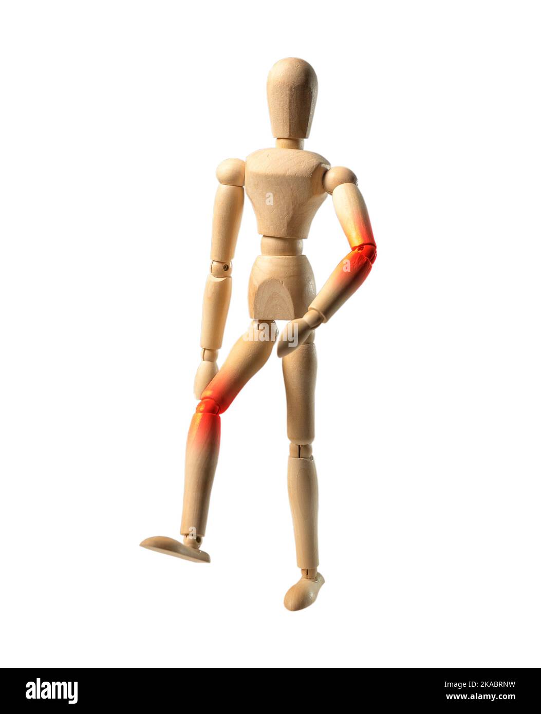 Concetto di dolori articolari. Bambola di legno che cammina con dolore al gomito e al ginocchio. Manichino in legno in movimento, in movimento. Foto Stock