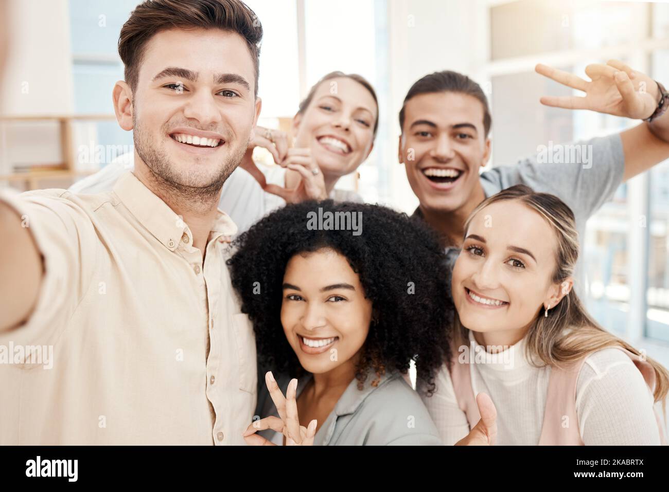 Felice, motivante e selfie con il team aziendale insieme per un seminario di lavoro o un workshop di team building. Ritratto di uomini d'affari con sorriso, diversità Foto Stock