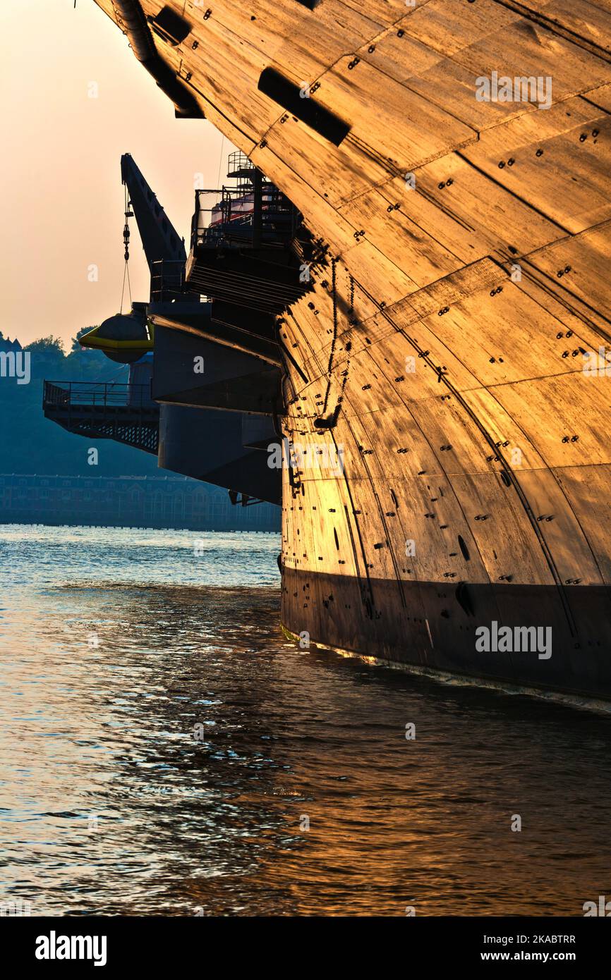 dettaglio della portaerei al tramonto Foto Stock