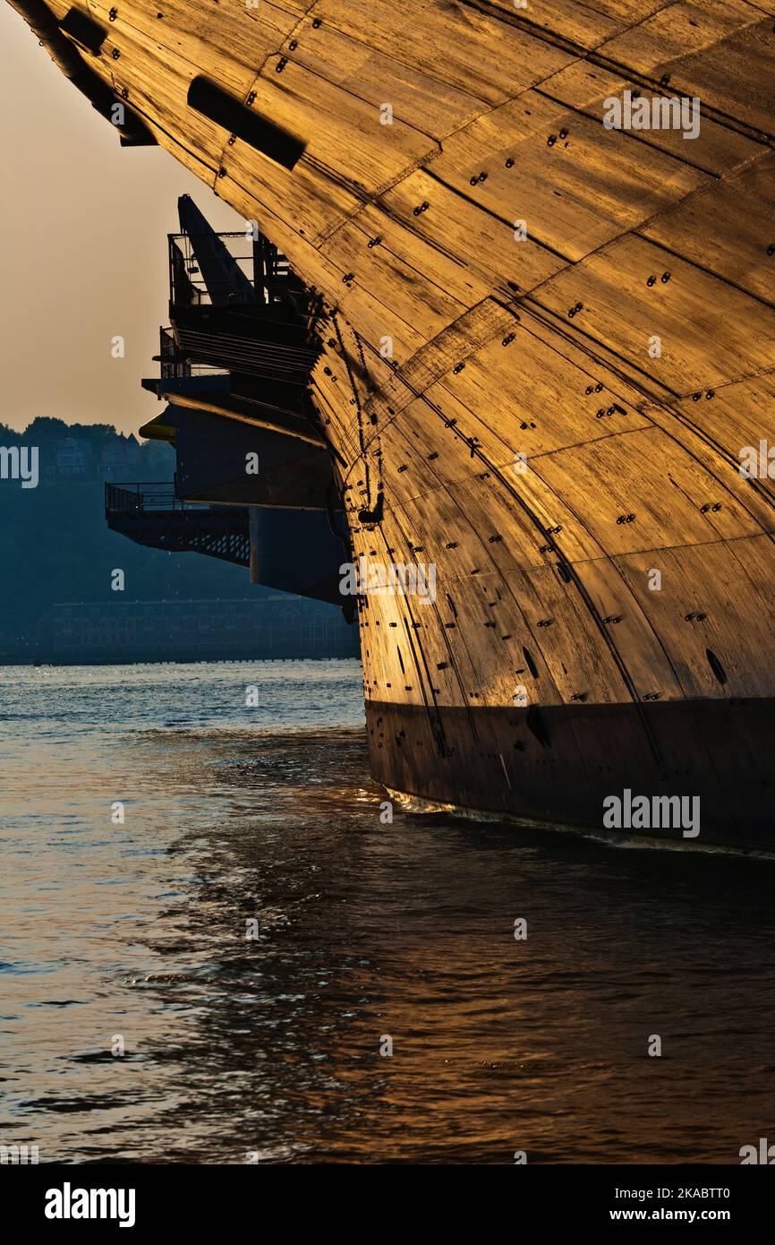 dettaglio della portaerei al tramonto Foto Stock