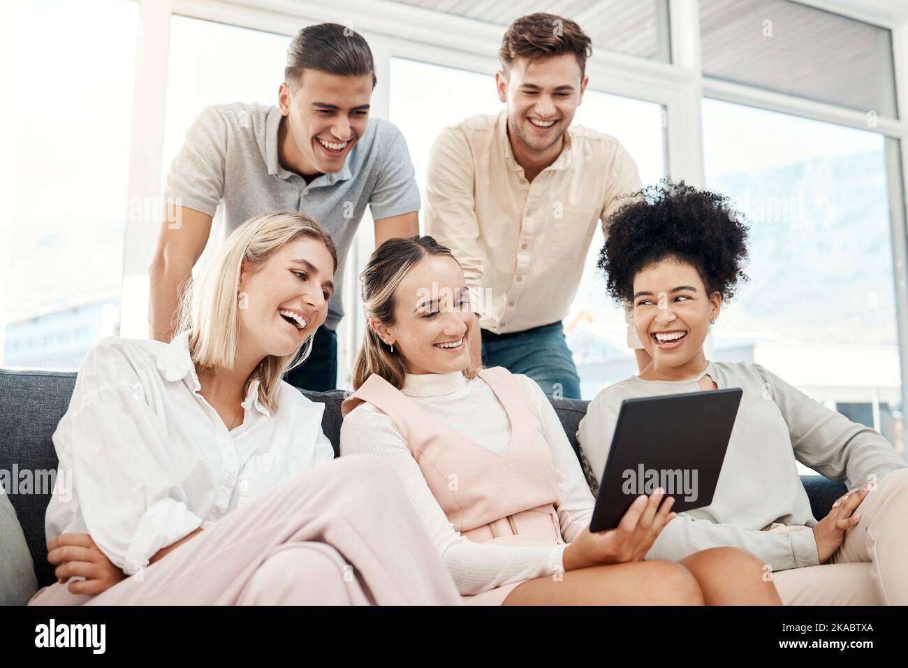 Rilassati, tablet e lavora con gli amici sui social media ridendo di ricordi divertenti, contenuti online e video su Internet. Sorridere, costruire team e dipendenti felici Foto Stock