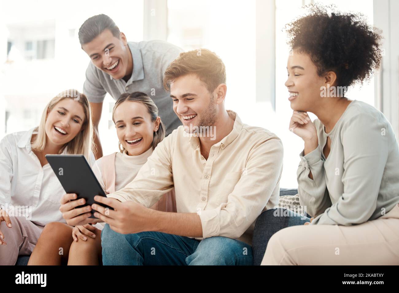 Utenti aziendali, fumetti e video con un tablet per social media, siti Web divertenti e streaming sul wifi al lavoro. Digitale, felice e con i lavoratori Foto Stock