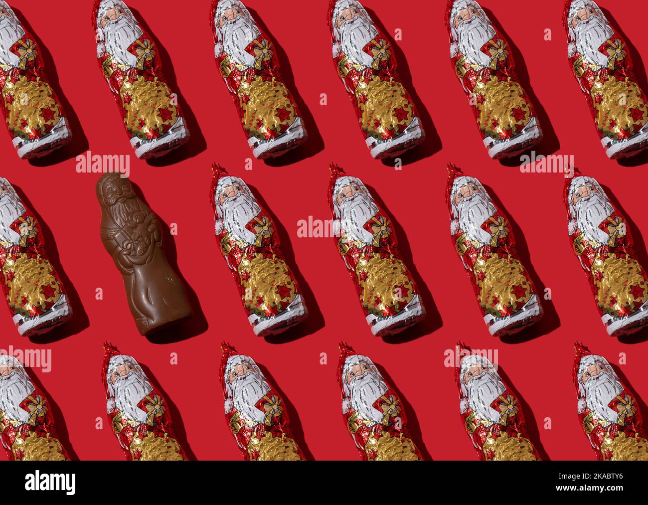 Ucraina, Kiev - 24 ottobre 2022: Caramella di fabbrica di Roshen. Modello di Babbo Natale al cioccolato su sfondo verde. caramelle di Natale. Primo piano dolce vacanza. San Nicola figurina al cioccolato. Foto Stock