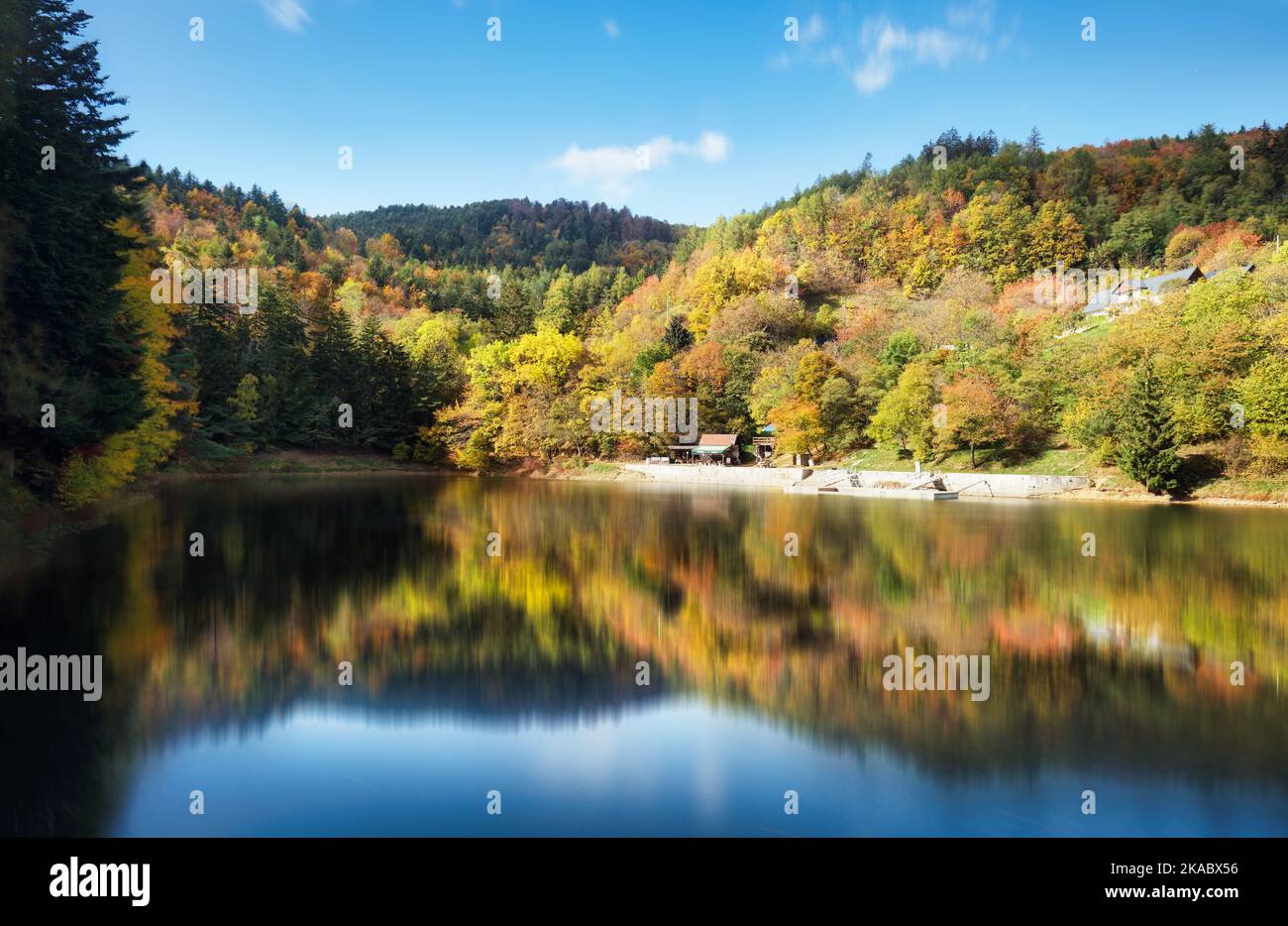 Lago con la riflessione autunno foresta in acqua, Slovacchia - Tajch Klinger Foto Stock