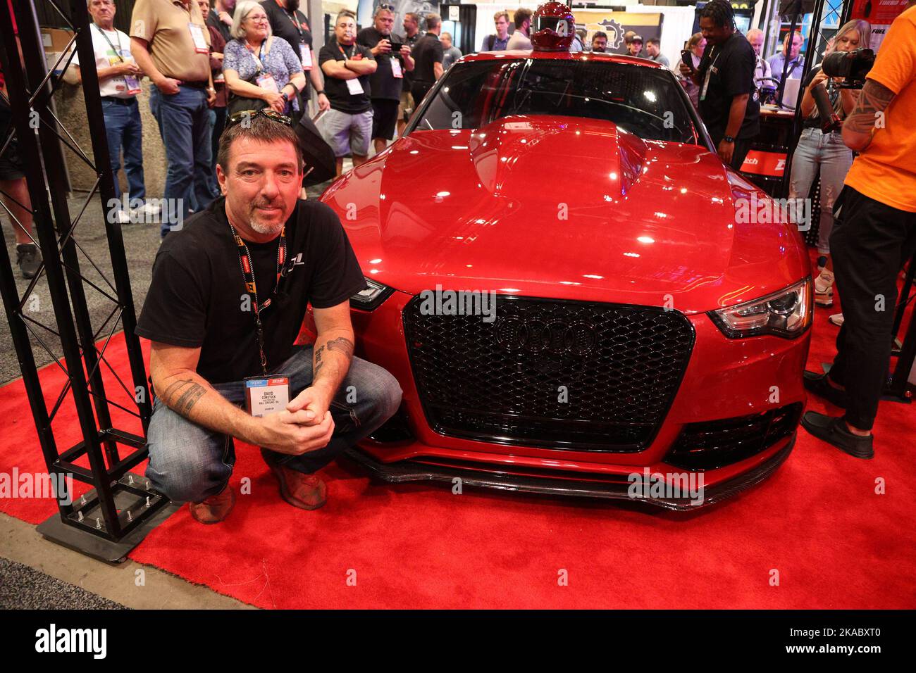 Las Vegas, Stati Uniti. 01st Nov 2022. Dave 'Daddy Dave' Comstock posa con la sua nuova auto da corsa che è stata svelata durante il SEMA Show 2022, al centro congressi di Las Vegas a Las Vegas, Nevada, martedì 1st novembre 2022. Foto di James Atoa/UPI Credit: UPI/Alamy Live News Foto Stock