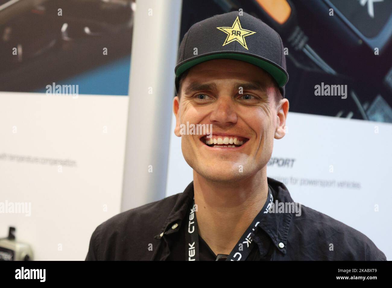 Las Vegas, Stati Uniti. 01st Nov 2022. Frederic Aasbo, pilota di formula Drift, parla con i tifosi durante il SEMA Show 2022, presso il centro convegni di Las Vegas a Las Vegas, Nevada, martedì 1st novembre 2022. Foto di James Atoa/UPI Credit: UPI/Alamy Live News Foto Stock