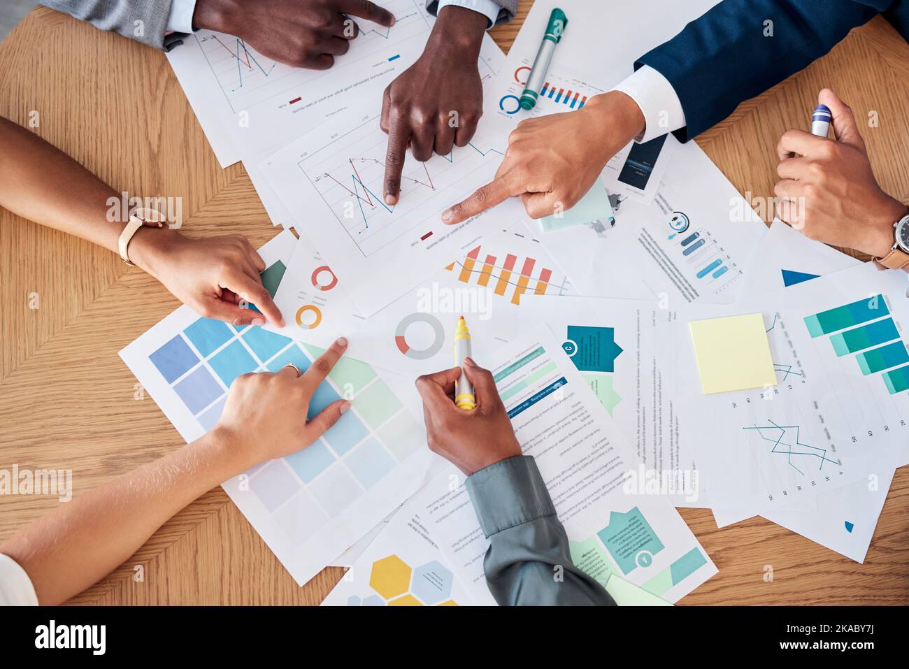 Collaborazione, dati e mani del team Diversity lavorano su analisi delle vendite globali, mondiali o internazionali. Partnership, incontri di marketing e pianificazione Foto Stock