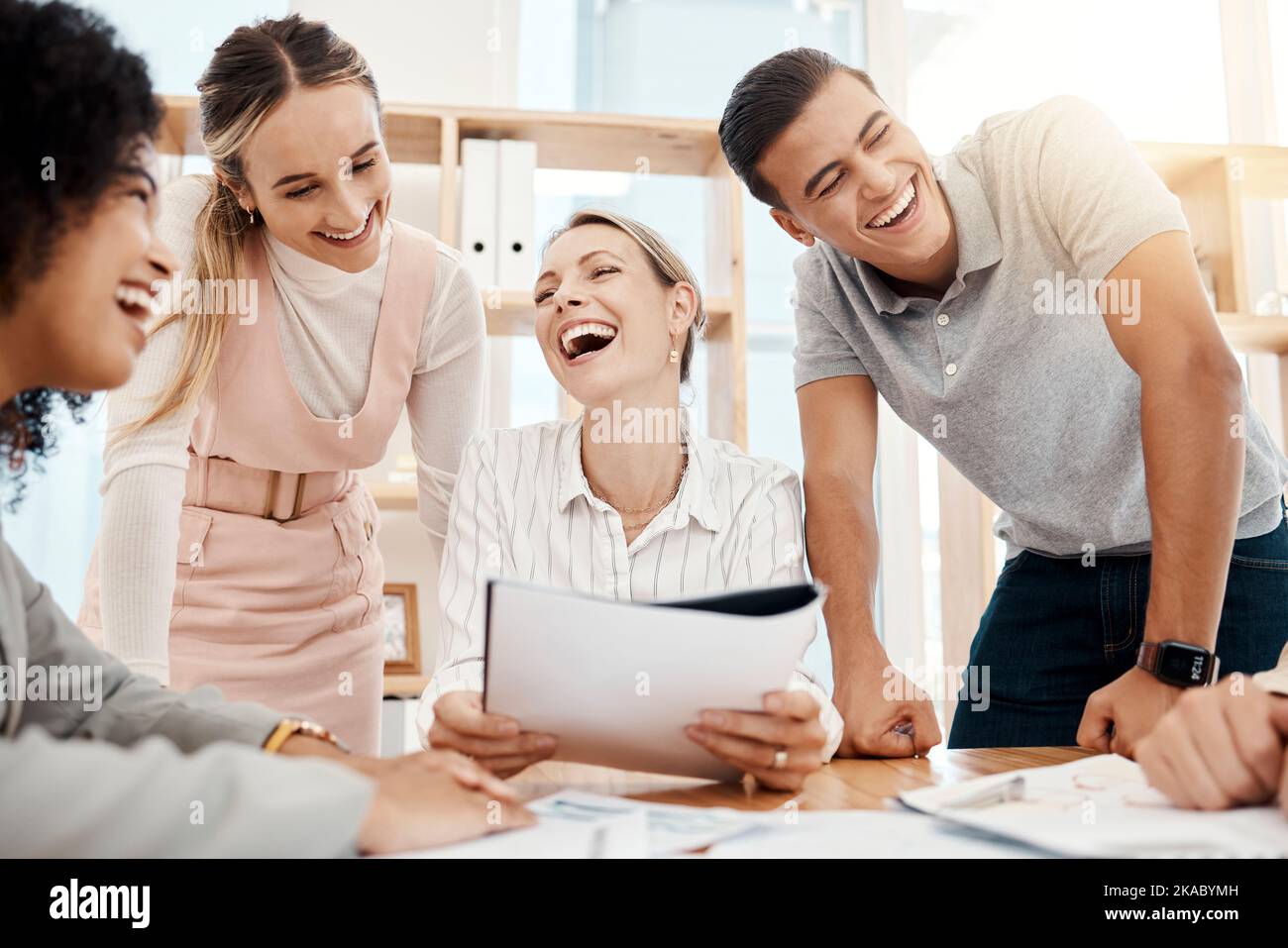 Riunioni, documenti e team soddisfatti del successo degli obiettivi kpi, della strategia di marketing globale o del lavoro di squadra. Manager, leader o business diversity Foto Stock