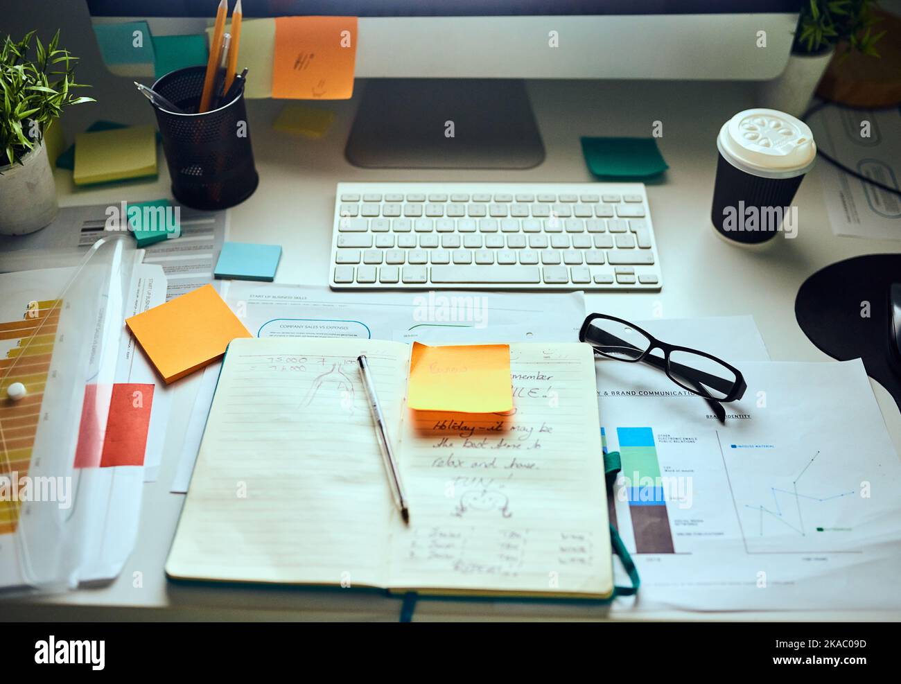 La scrivania di un designer. Ripresa ad alta angolazione di una workstation creativa senza persone. Foto Stock