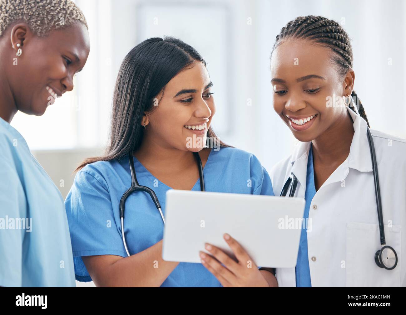 Donne felici, dottori, tablet digitale o lavoro di squadra, personale addetto alla pianificazione o alla collaborazione che lavora online, supporto IR tecnologico in ospedale. Gruppo sanitario Foto Stock