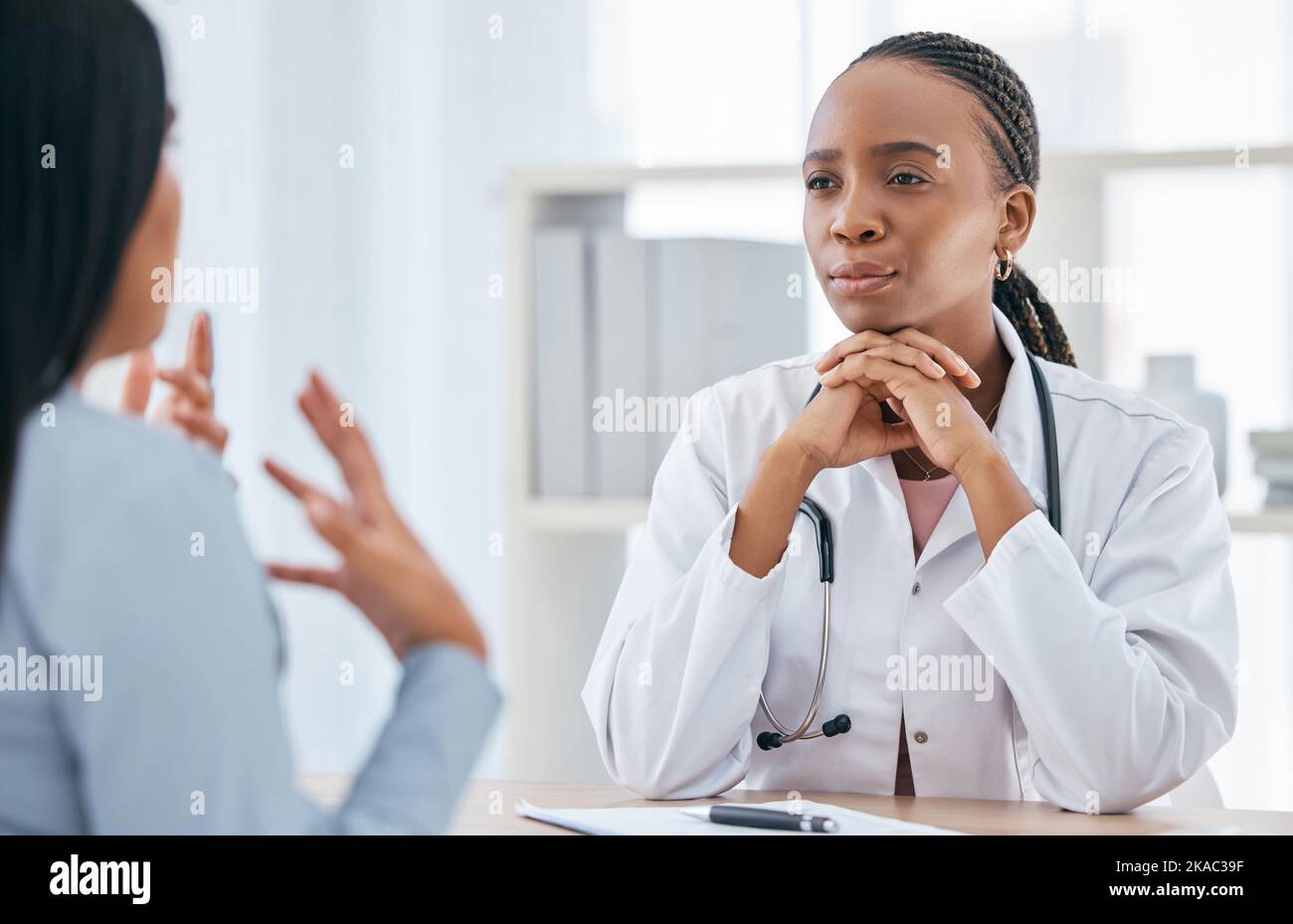 Medico, medico e assistenza sanitaria consultazione di una donna nera operatore sanitario con un paziente. Consulenza assicurativa, ospedale e cardiologia dipendente occupato Foto Stock