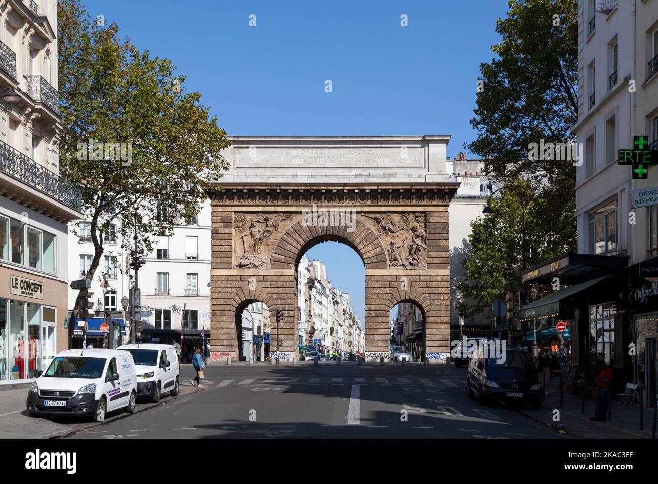 Parigi, Francia - Settembre 21 2022: La Porte Saint-Martin è un monumento parigino situato nel 10th ° arrondissement. Foto Stock