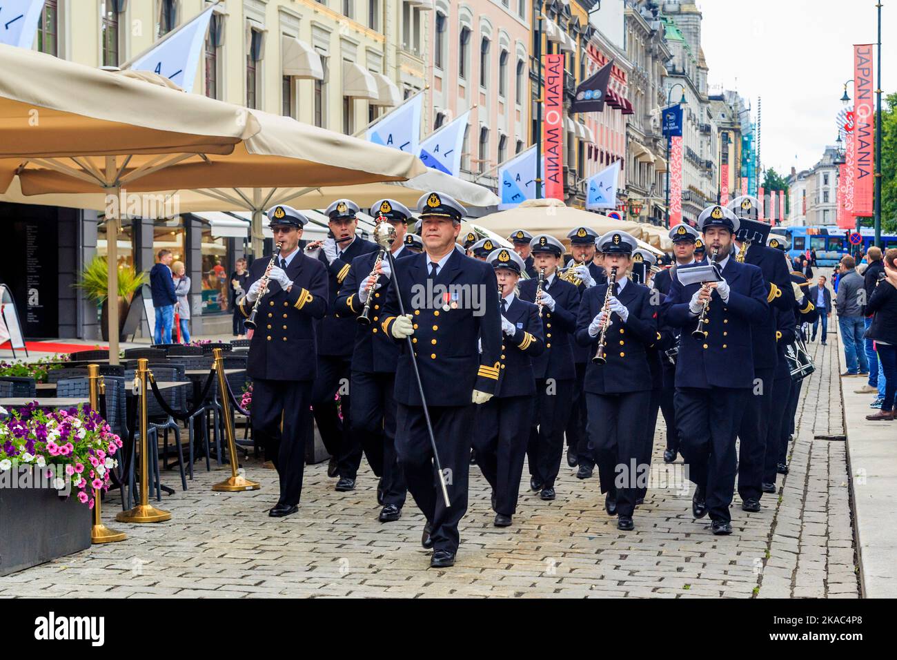 OSLO, NORVEGIA - 1 LUGLIO 2016: Una banda militare va in via Karl Johan nel cambio della guardia vicino al Palazzo reale. Foto Stock