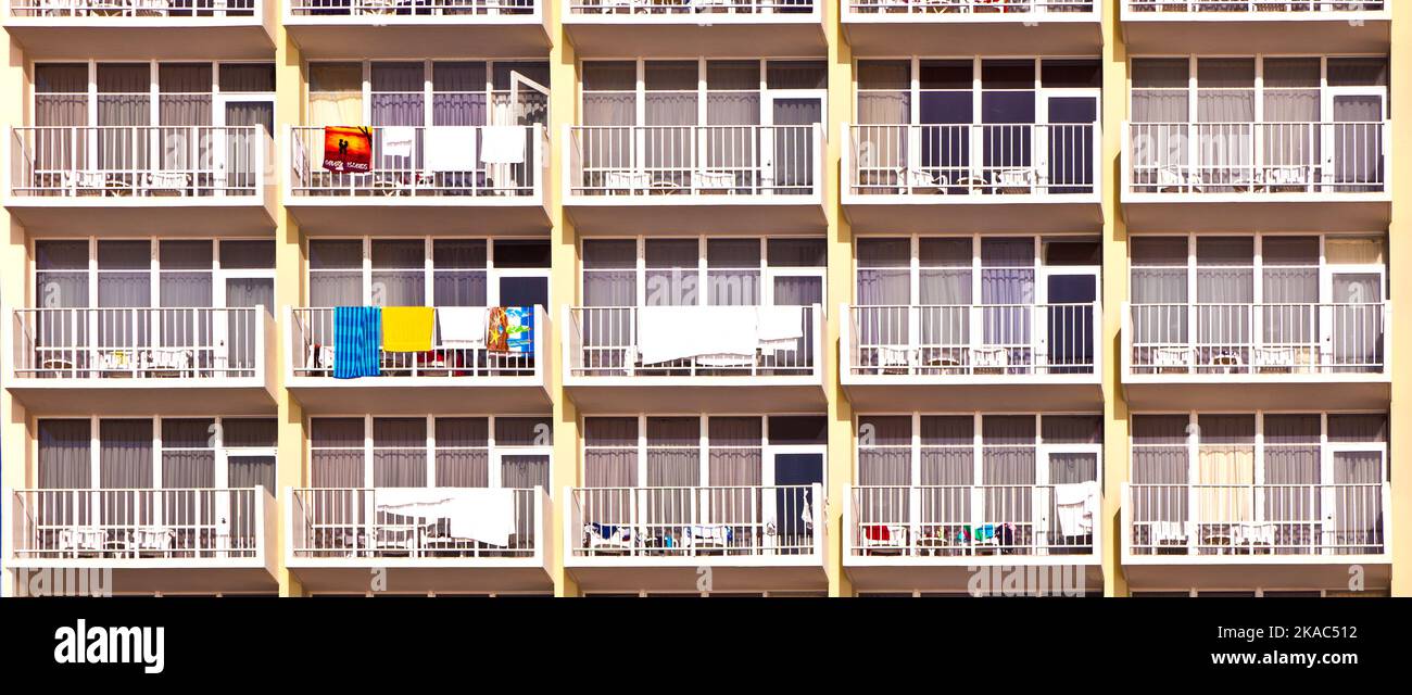 Balconi di grattacieli alle splendide Isole Sunny, Miami al sole del mattino Foto Stock