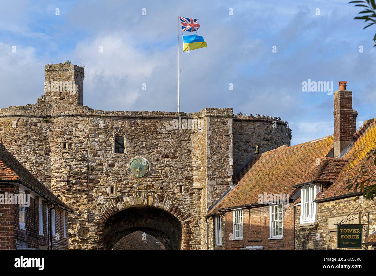 Bandiera britannica e Ucraina, The Landgate, Rye, East Sussex, Inghilterra, Gran Bretagna Foto Stock