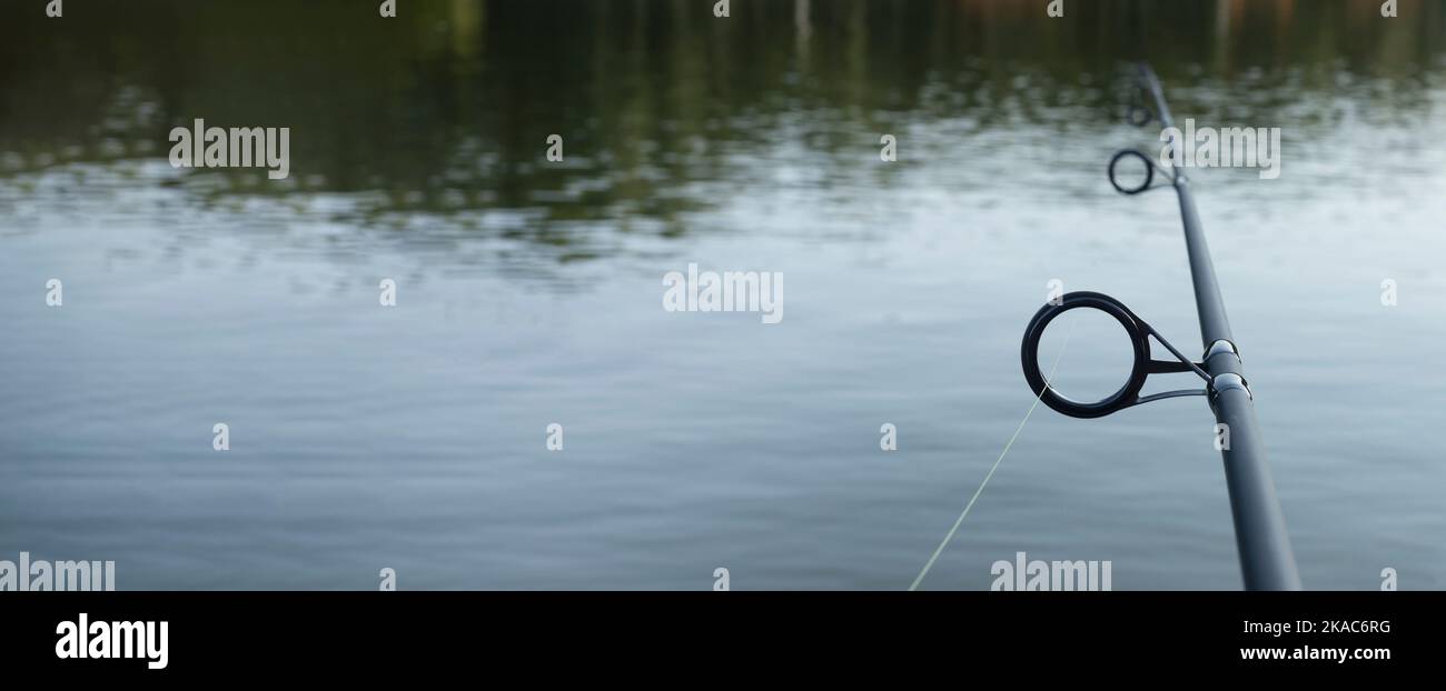 Canna da pesca su acqua dolce con spazio copia. Banner. Foto Stock